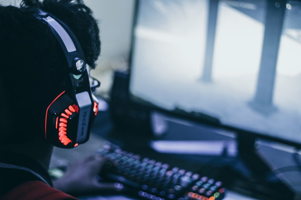 Gracz z kontrolerem — atmosfera gamingu